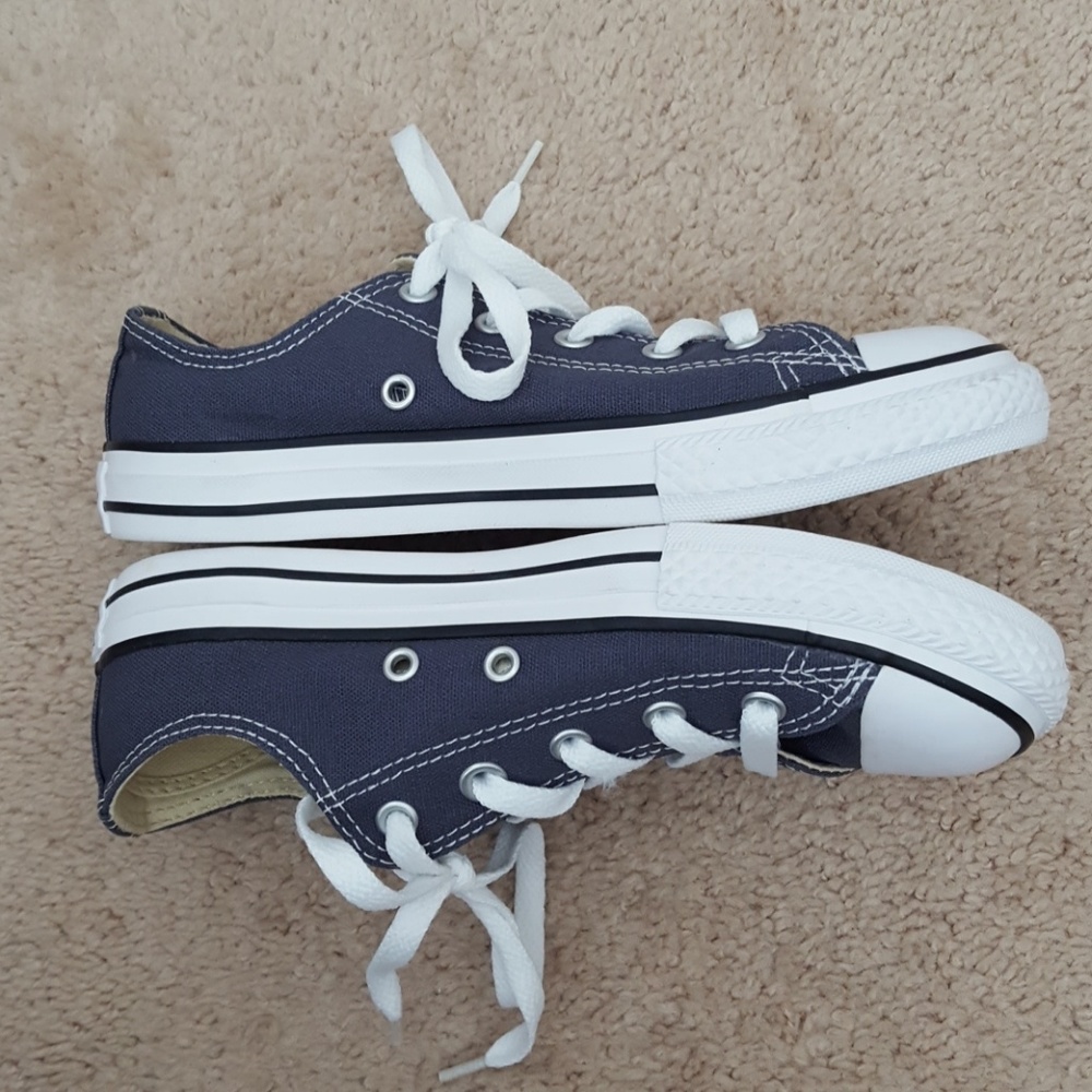 Converse youth athletic sneaker size 2 New - Picture 2 of 8